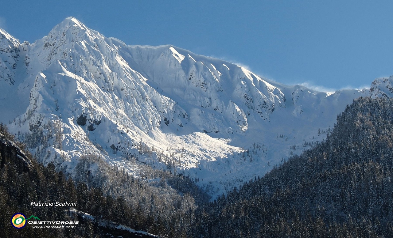 33 Il Vallone, col passo di Menna. Notare le immense cornici del crinale..!!.JPG